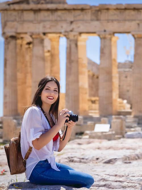 Touristin vor der Akropolis in Athen