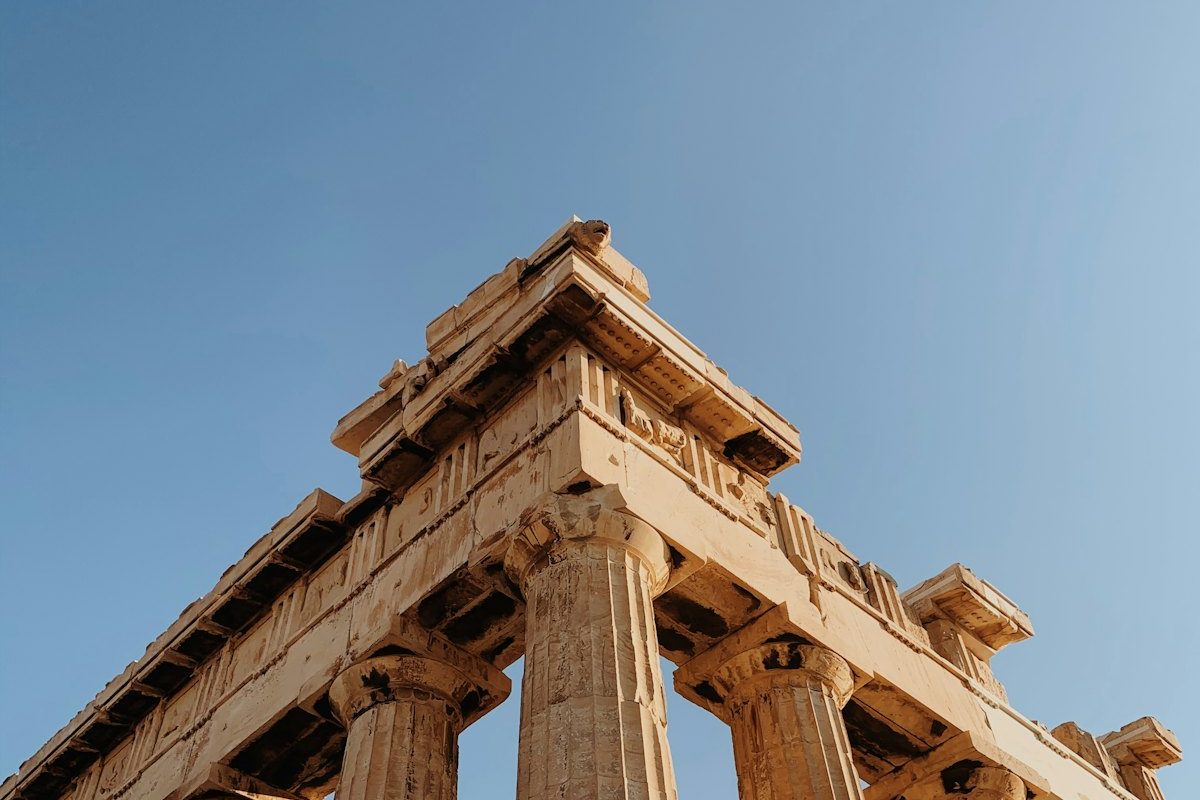 Gebälk und Säulen des Parthenon aus der Untersicht