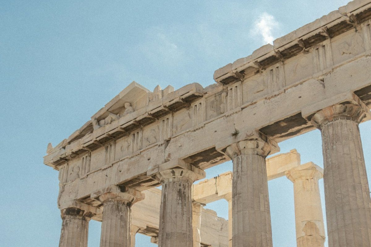 Säulen des Parthenon vor blauem Himmel